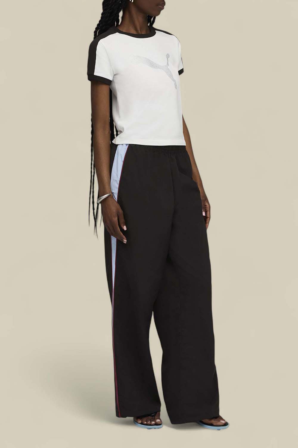 תמונת כל הלוק של חולצת טי פומה X פנטי